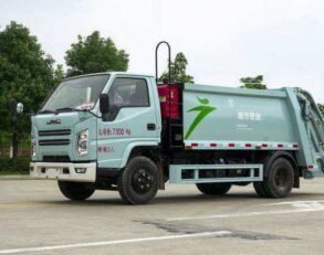 Compactor garbage truck