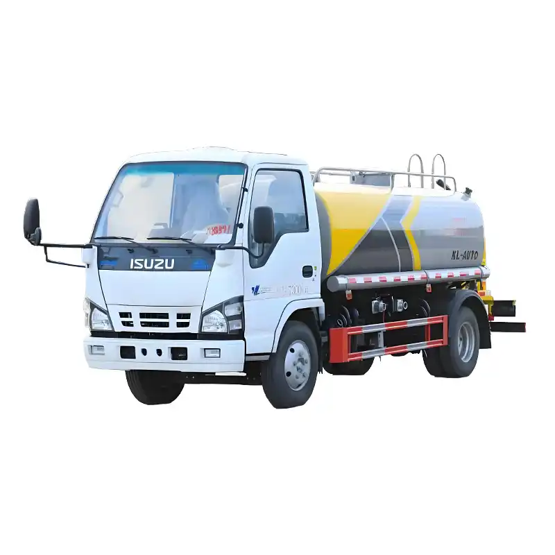 Camião aspersor ISUZU de 5000 litros 5000 Liters Sprinkler Truck ISUZU - Image 1